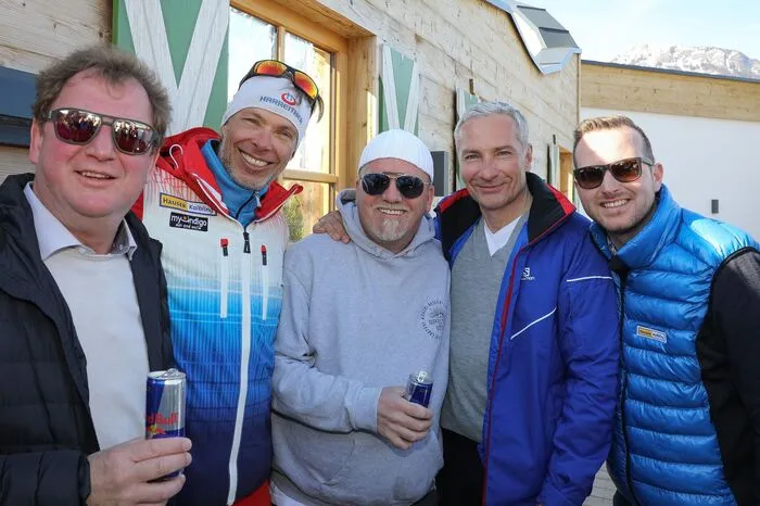 Bürgermeister Haus i. E. Gerhard Schütter, Markenbotschafter Hauser Kaibling Thomas Sykora, Gerry Friedle alias DJ Ötzi, Sportmoderator Rainer Pariasek und Hauser Kaibling Geschäftsführer Arthur Moser gut gelaunt auf der Dachterrasse der AlmArenA.