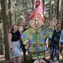 Kindergartenleiterin Anja Bauer, Franz Haas, Stephan Steiner (SKS Steiner) und Veronika Haas mit Zwerg Willi