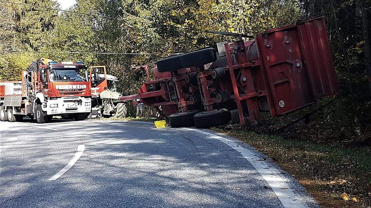 Der Traktoranhänger stürzte auf der B 70 in der Nähe der Wartingerkehre um