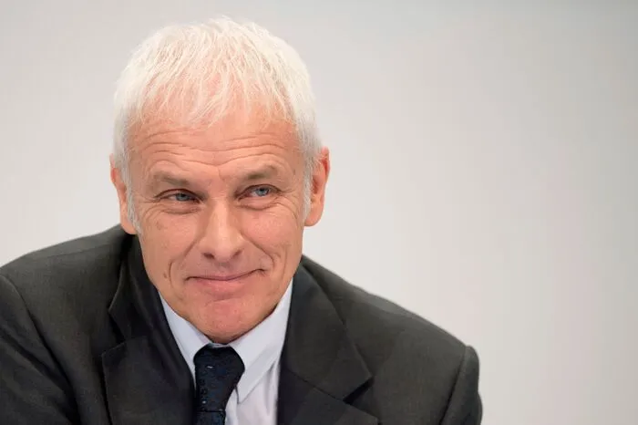 VW-Chef Matthias Müller kam 2017 auf ein Gehalt von 10,27 Millionen Euro. Im Gespräch mit dem Spiegel rechtfertigt er das mit zwei Gründen: Der Relevanz des Unternehmens für die Volkswirtschaft sowie das Risiko, das man als Konzernchef trage.