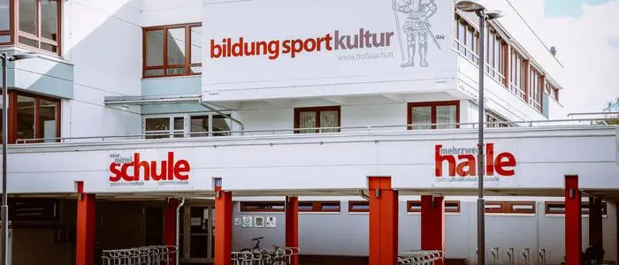 Der Gebäudekomplex der Sportmittelschule Trofaiach im Herzen der Stadt