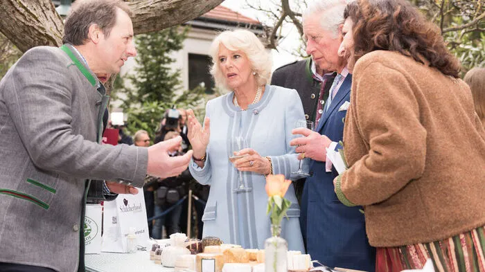 Franz Deutschmann und Helena Wallner mit Charles und Camillia