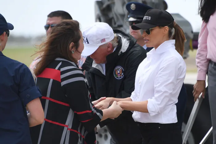 Bei der Ankuft in Texas hatte Gattin Melania schließlich auch das Outfit geändert. Statt in High Heels schritt sie in praktischen weißen Turnschuhen die Gangway hinab.
