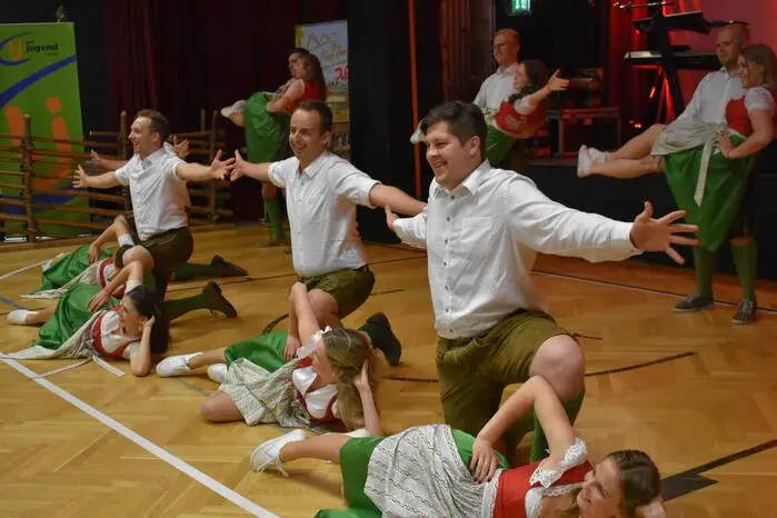 Eröffnet wurde mit einer schwungvollen Polonaise.