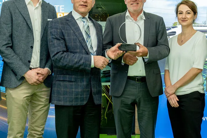 Innovationspreis für das Kompetenz- und Forschungszentrum Virtual Vehicle: Felix Hofinger (Institut für Straßen- und Verkehrswesen der TU Graz), Martin Fellendorf (Leiter des Instituts für Straßen- und Verkehrswesen der TU Graz und Projektkoordinator des siegreichen Projektes „Symul8“), ViF-Geschäftsführer Jost Bernasch und Marlies Mischinger-Rodziewicz (Senior Researcher │Control Systems, Virtual Vehicle Research GmbH)