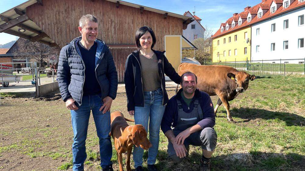 Odo Kail, Hund Sam und Andrea und Bernhard Luckner sorgen sich um die tierärztliche Versorgung 
