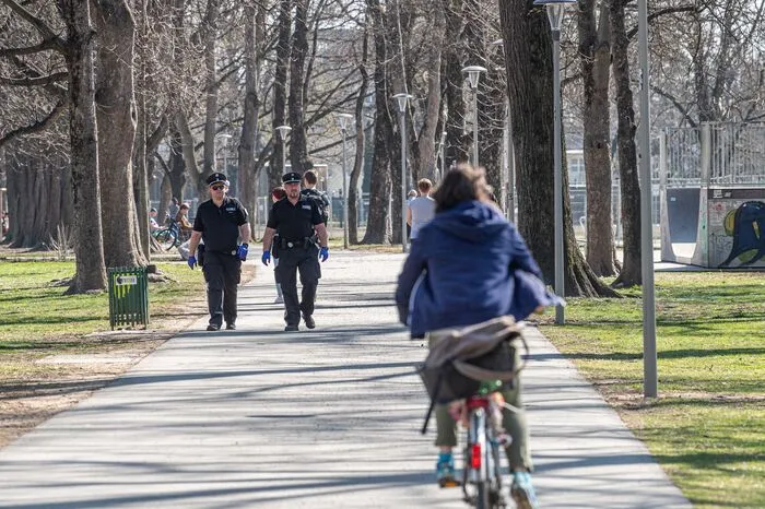 Polizei und Ordnungswache kontrollieren, ob die Regeln für den öffentlichen Raum eingehalten werden.