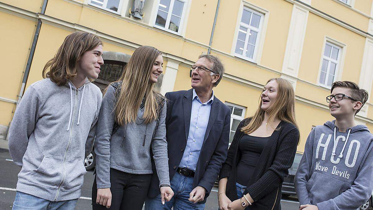 Schulleiter Omann mit vier seiner Schüler