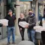 Bürgermeister Erwin Eggenreich (links) nimmt eine Ladung Pizza von Marco Sacco entgegen.