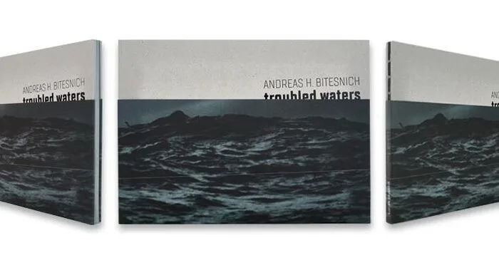 Gemeinsam mit dem Starfotografen Andreas H. Bitesnich präsentiert Greenpeace den Bildband "Troubled Waters". Die großteils in Schwarz-Weiß gehaltenen Fotografien sind bei einer Schiffsexpedition der Umweltschutzorganisation in die Arktis entstanden.