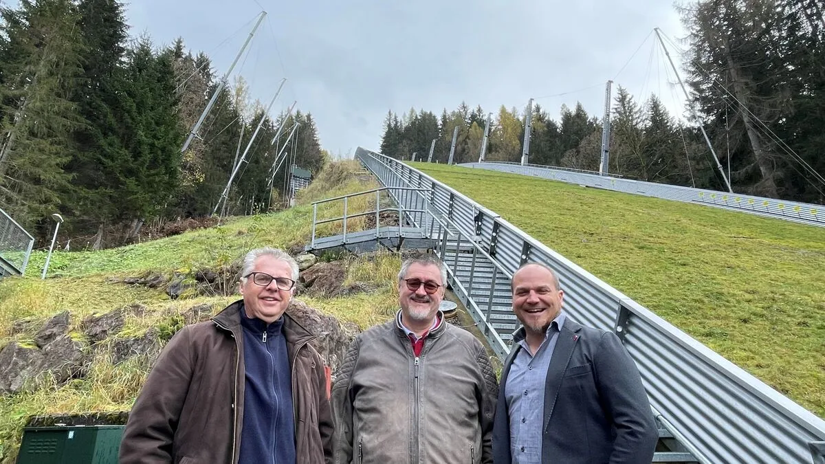 Jürgen Winkler (sportlicher Leiter des Kulms), Klaus Neuper (Bürgermeister Bad Mitterndorf) und Christoph Prüller (OK-Chef) am Kulm (v.l.n.r.)