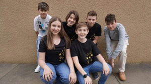 Auf dem Foto sind Sängerin Letizia Bauer, Saxofonist David Decebal, Trompeter Laurenz Karner, Pianist Arthur Noé, Schlagzeuger Adrian Sailer und Kontrabassist Paul Stark zu sehen. 