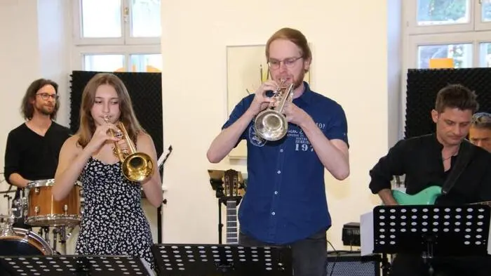 Unter dem Motto „Rock – Pop & Kunst“ präsentierten Schülerinnen und Schüler und ein Lehrerteam der Musikschule Köflach unter der Leitung von Direktor Gernot Kollmützer ein lässiges Konzert im Kunsthaus Köflach.