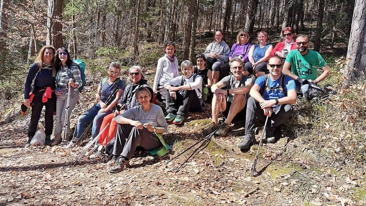 Klaus Ertl (mit dem blauen  Shirt rechts) bei der jüngsten Müllsammelaktion rund um den Wörthersee mit zahlreichen Helfern