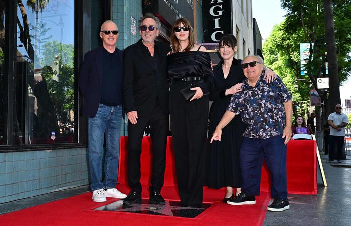 Michael Keaton, Tim Burton und seine Partnerin Monica Bellucci, Winona Ryder und Danny DeVito bei der Zeremonie am Walk of Fame in Hollywood