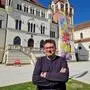 Stadtamtsdirektor Michael Mehsner vor dem neuen Rathaus, vor dem auch eine Fahne zum aktuellen Musikfestival weht: „A Hard Year‘s Spring“