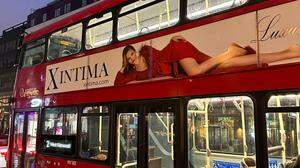 In London wirbt Julia Wess auf den berühmten Doppeldeckerbussen für eine Lingeriemarke 