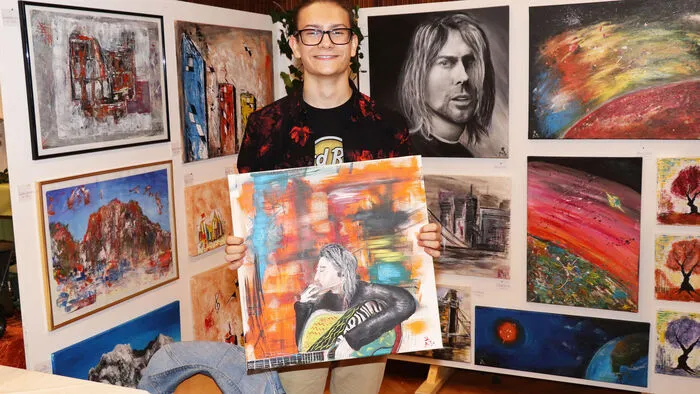 Andreas Jechtl (15 Jahre) aus Feistritz hatte mit  seinen "Acryl Art"  Bildern die erste Ausstellung im Gemeinschaftshaus!