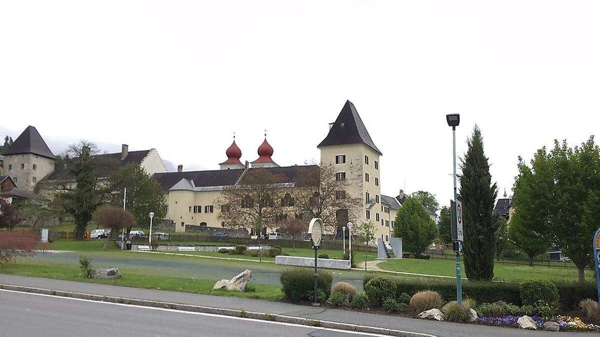 Auf der Wiese, westlich des Stifts Millstatt werden ab Mitte März Parkgebühren verlangt