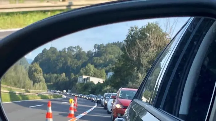 Das Bild zeigt einen Stau im Seitenspiegel eines Autos