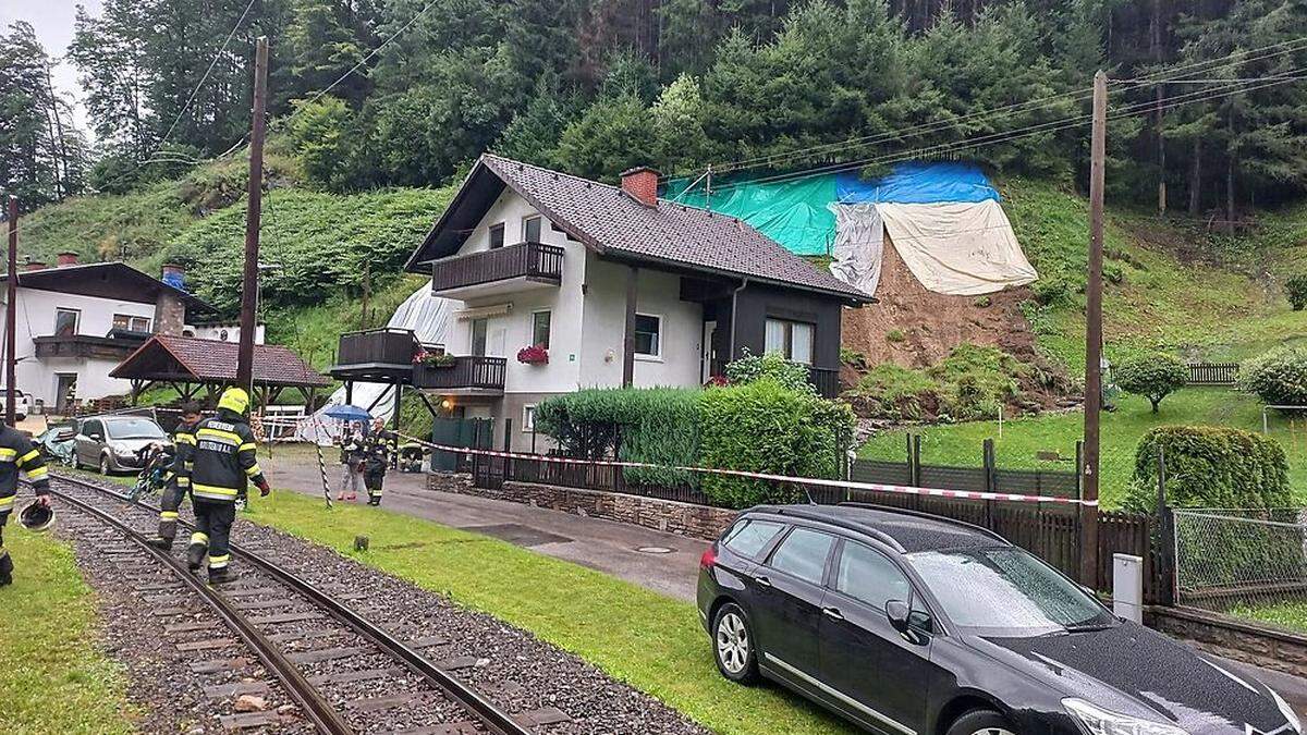 Seit Samstagmittag bedroht eine Hangrutschung ein Einfamilienhaus in der Breitenau