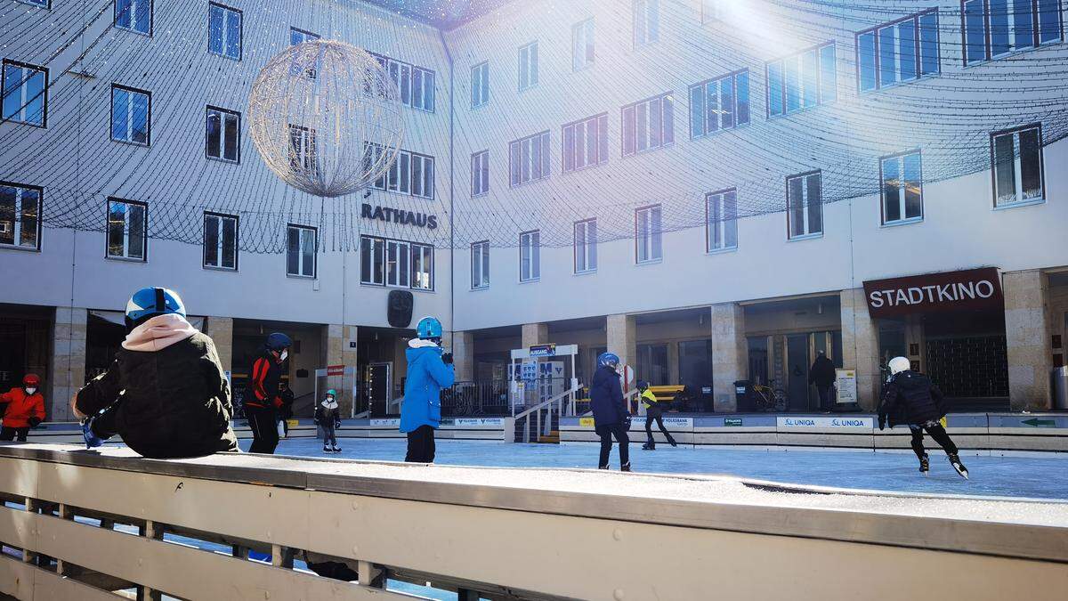 Derzeit ist das Eislaufen im Freien nur am Rathausplatz möglich