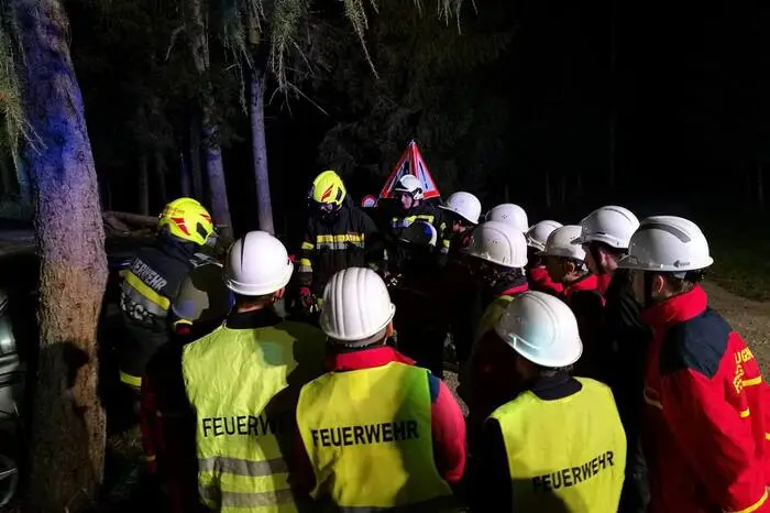 Ziel dieser Übung war es, den Jugendlichen den anstrengenden Alltag eines Feuerwehrmitgliedes zu vermitteln und möglichst reale Einsatzsituationen abzuarbeiten.