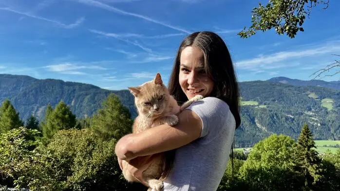 Karin Miedl mit Kater Simba. Mit ihm fing vor zwei Jahren alles an