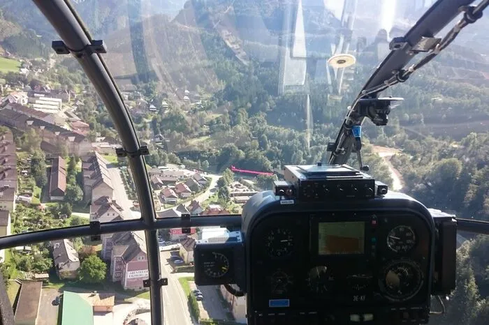 Die Rettungshundestaffel unter der Leitung von Erwin Schume übte mit dem Bundesheer-Hubschrauber auch Rettungsflüge mit Hunden am Tau.