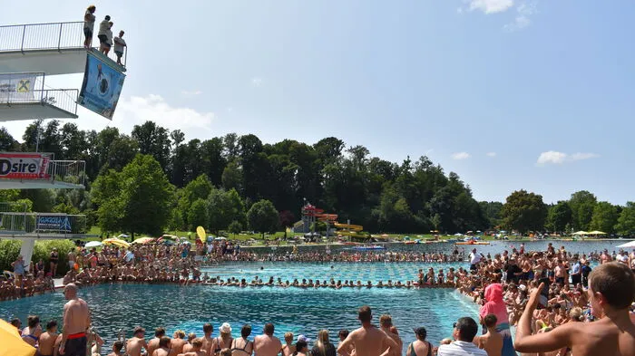 Bei perfektem Sommerwetter fanden sich zahlreiche Besucher rund um den Sprungturm ein.