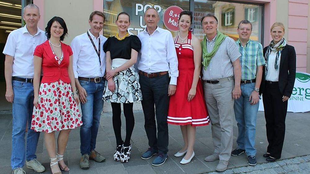 Eva Poleschinski (4. von links) mit Stadtpolitikern und Tourismusverantwortlichen vor ihrem "Pop Up Store"