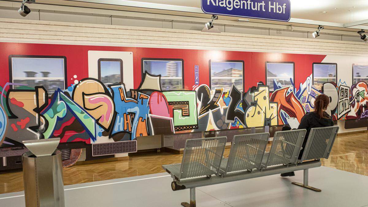 Ein Train-Writing: Hier in der Ausstellung &quot;Umlackiert&quot; im Jahr 2021 in der Stadtgalerie Klagenfurt