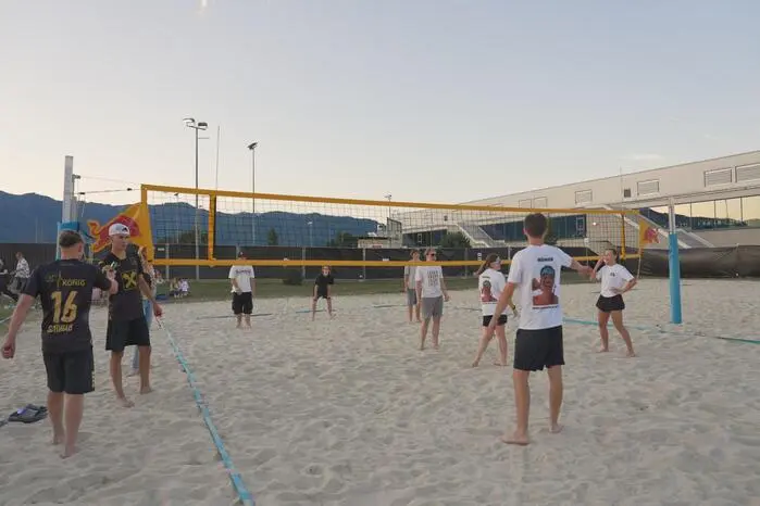 Das Programm bot für jeden etwas: Während beim Beachvolleyball- und Elfmeterturnier sowie bei verschiedenen Mini-Spielen sportlicher Ehrgeiz im Vordergrund stand, sorgte der Fußball-WM-Livestream beim Public Viewing für kollektives Mitfiebern unter freiem Himmel.