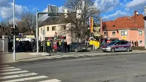Die Polizeikontrolle an der Ecke Waagstraße/Oktoberplatz in St. Veit