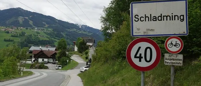 Um die Ortseinfahrt aus Richtung Ramsau kommend geht es, etwas weiter unten wurde die Frau von der Polizei aufgehalten