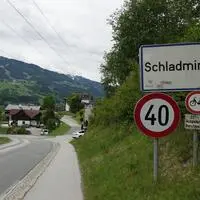 Um die Ortseinfahrt aus Richtung Ramsau kommend geht es, etwas weiter unten wurde die Frau von der Polizei aufgehalten