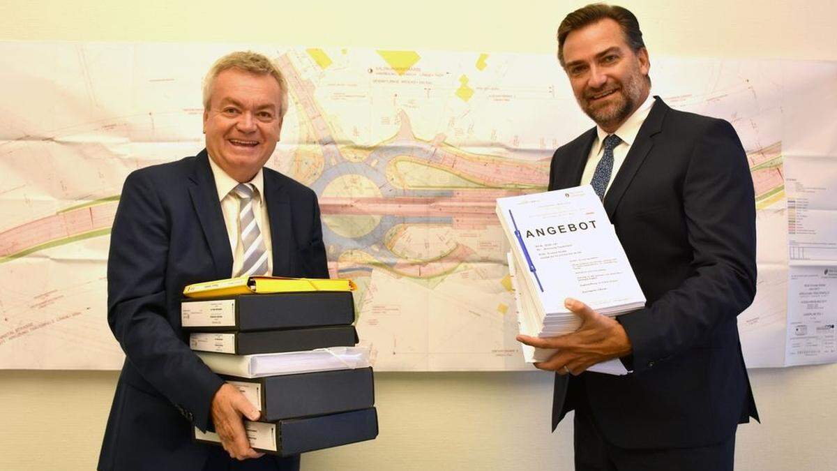 Verkehrslandesrat Anton Lang und Landesbaudirektor Andreas Tropper mit den Ausschreibungsunterlagen für die neuen Kreuzungslösung in Trautenfels