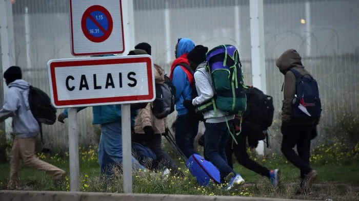 Um Punkt 8 Uhr öffneten am Montag in der Früh die Tore eines nahe des Lagers eingerichteten Versammlungspunktes für die Flüchtlinge.