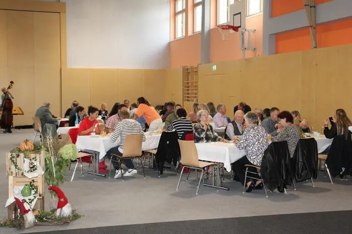 In der schön geschmückten Veranstaltungshalle konnten die Besucher das üppige Frühstücksbuffet mit Kulinarik vom Feinsten genießen.