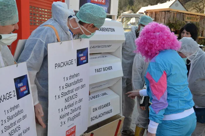 ...Per Zufall wird die gewünschte Nachricht erwürfelt, je nach gewähltem Packet stehen auch Statisten für Gegendemonstrationen parat.