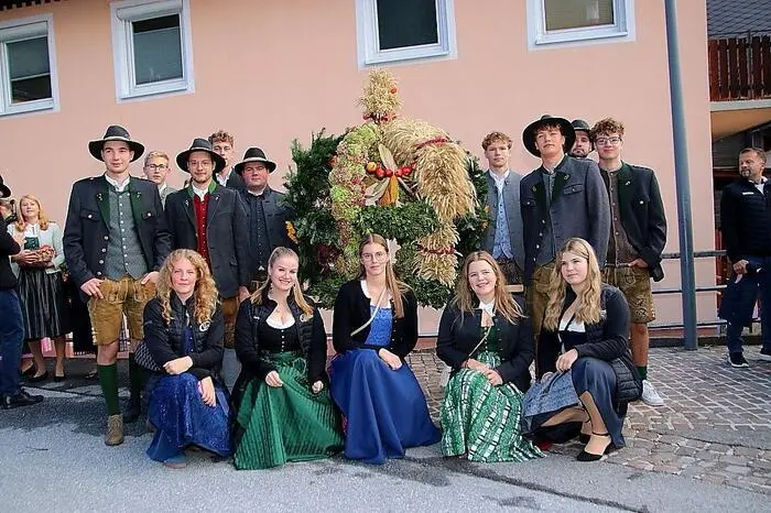 Auch heuer hat die Landjugend Kohlschwarz (Gemeinde Kainach) wieder eine kunstvoll gebundene Erntekrone gefertigt.