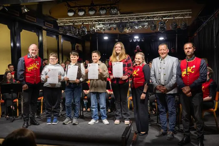 Ein besonderer Moment war die Verleihung der Jungmusikerabzeichen durch Jugendreferentin Christina Klingspiegel. Ausgezeichnet wurden Julia Blasge, Florian Stromberger, Christoph Glanzer und Maximilian Segner.