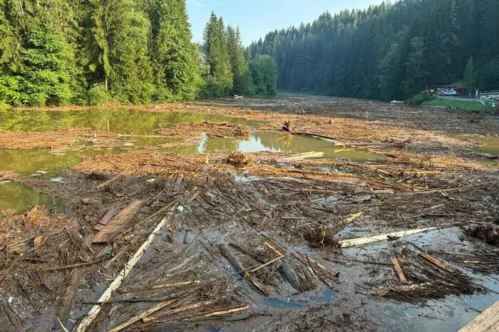 Der See hat die maximale Wassermenge aufgenommen und ist übergelaufen.
