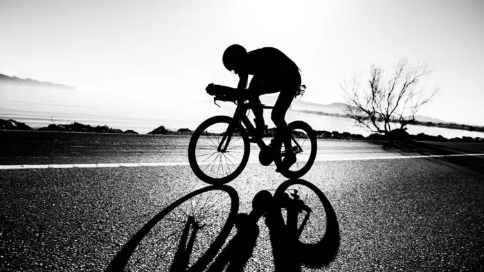 Ein 66-jähriger Rennradfahrer wurde schwer verletzt (Symbolbild)