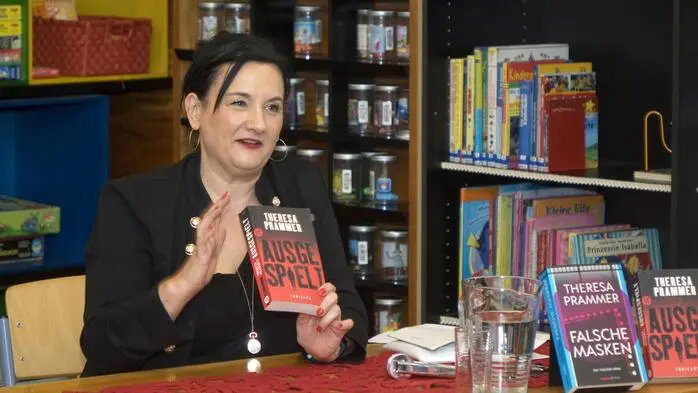 Ein Tatort der literarischen Art erwartete die Besucherinnen und Besucher am Donnerstagabend in der Stadtbibliothek Knittelfeld. Im Rahmen der Reihe „Im Murtal wird gemordet!“ lud die Buchhandlung Morawa gemeinsam mit der Bibliothek zur Lesung mit der Wiener Autorin Theresa Prammer, die ihr neues Werk „Ausgespielt“ präsentierte – und dabei für Gänsehaut sorgte.