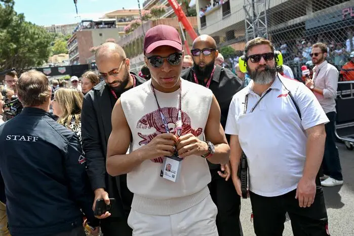 Der französische Fußballer Kylian Mbappe trifft ein.