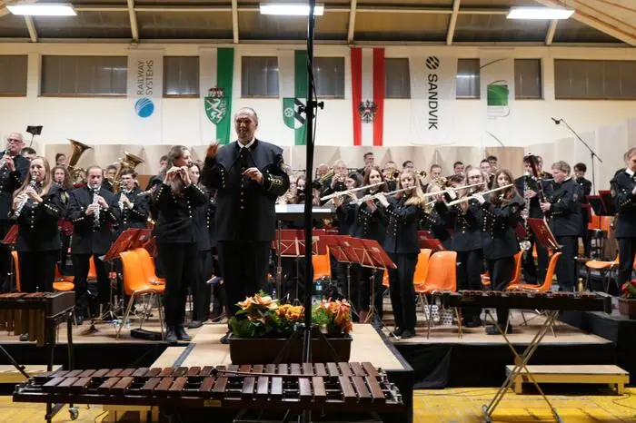 Nach der Eröffnung mit der „20th Century Fox Fanfare“ folgte eine beeindruckende Ouvertüre aus „Curtain Up!“ und Friedrich Guldas Cellokonzert mit Heinz Moser als Solist