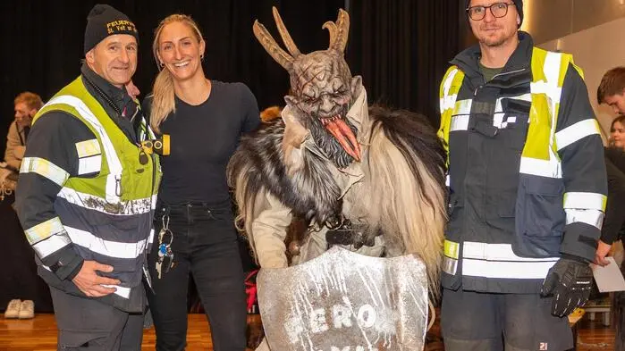 Den reibungslosen Ablauf koordinierte Projektleiterin Maria Radl (im Bild 2. v. l.)vom STAMA (Stadt- und Veranstaltungsmarketing). Sie betonte, dass beim gesamten Umzug größter Wert auf die Sicherheit aller Besucher gelegt wurde.