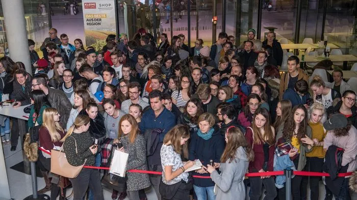 Der Ansturm war riesig: Viele junge Fans ergatterten Donnerstagabend kein Ticket mehr für den Kleine Zeitung-Salon mit Bestsellerautor Thomas Brezina. Zur Signierstunde stellten sich deswegen viele an.