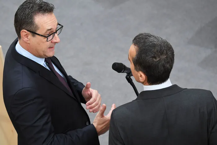 "Ich wette eine gute Flasche Rotwein, dass ich länger SPÖ-Chef bin als Sie bei den Freiheitlichen." Kern wagte zur selben Zeit eine Wette gegen FPÖ-Chef Heinz-Christian Strache